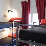 Mana Mana Youth Hostel *